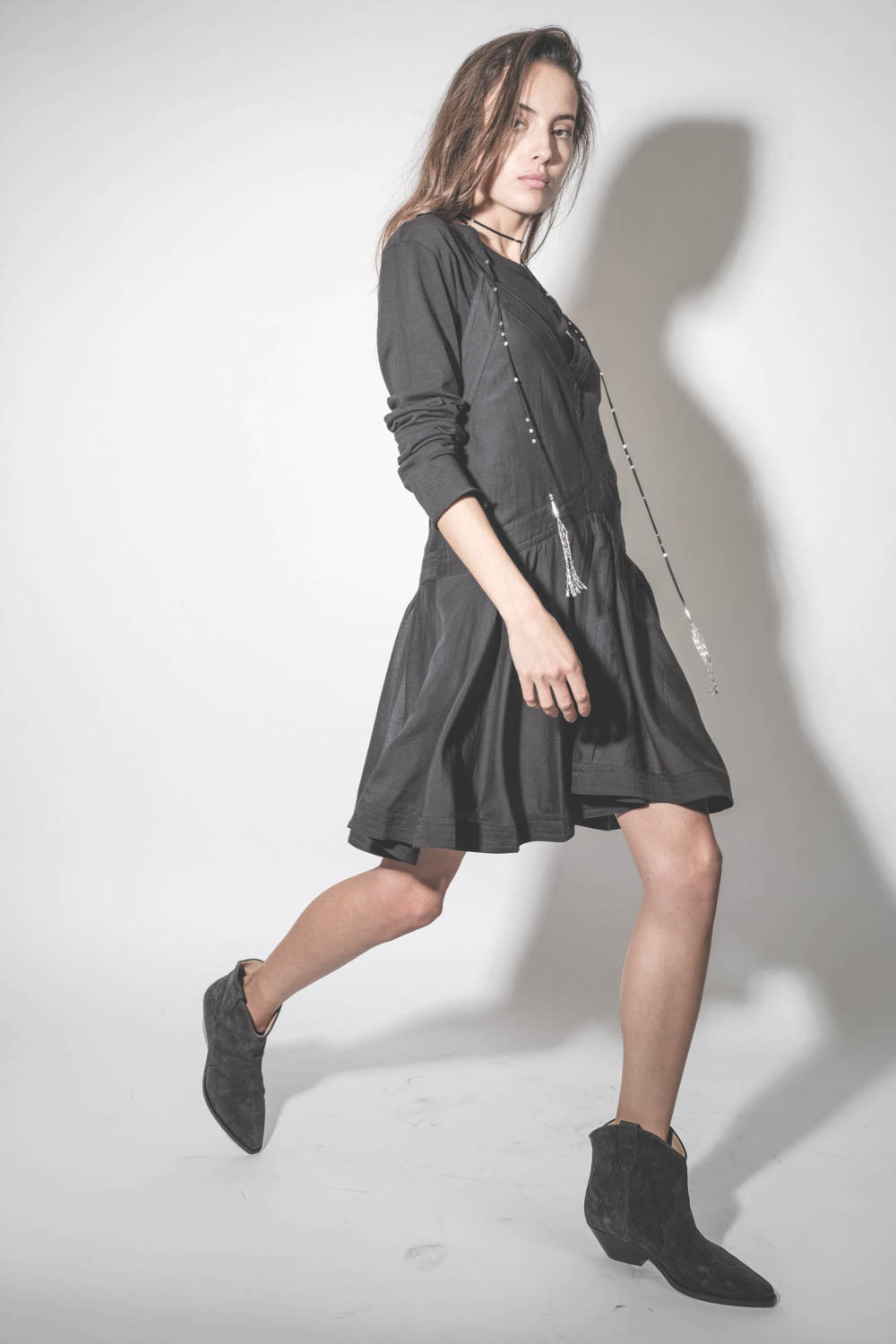 Robe courte fines bretelles en coton noir fluide Danielle Marant Etoile. Porté avec des boots santiags en cuir suédé noir