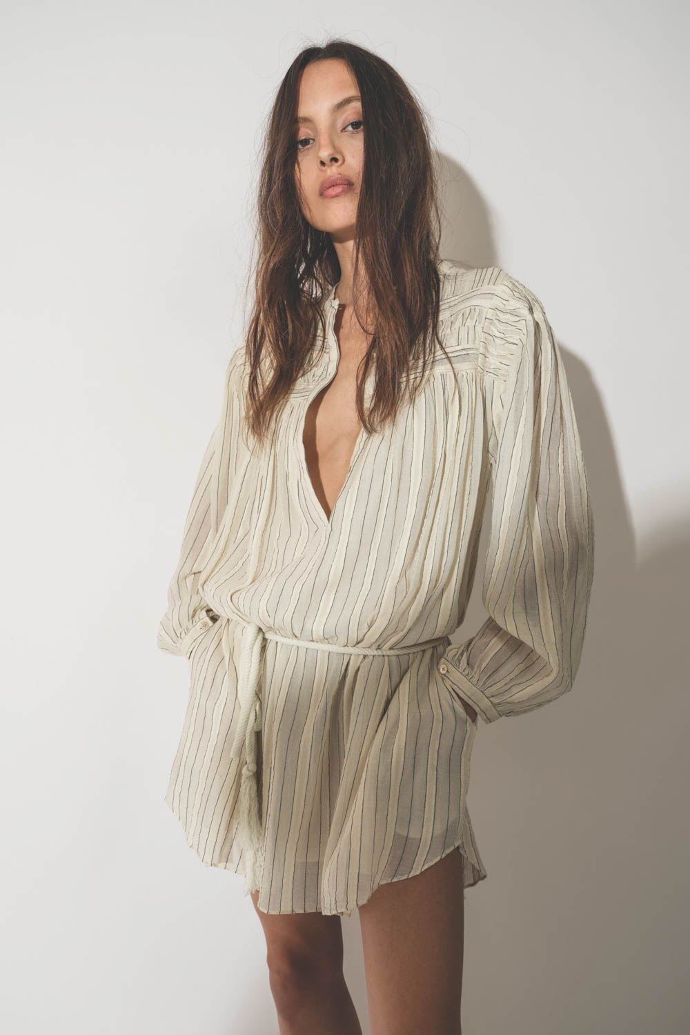 Robe courte manches longues en voile de coton doublée rayée Leozi Isabel Marant Etoile. Porté avec une ceinture corde qui accompagne la robe. 