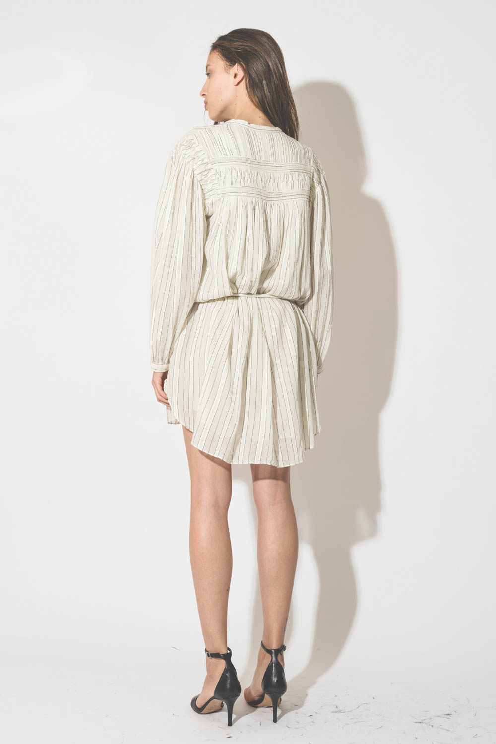 Robe courte manches longues en voile de coton doublée rayée Leozi Isabel Marant Etoile. Porté de dos.