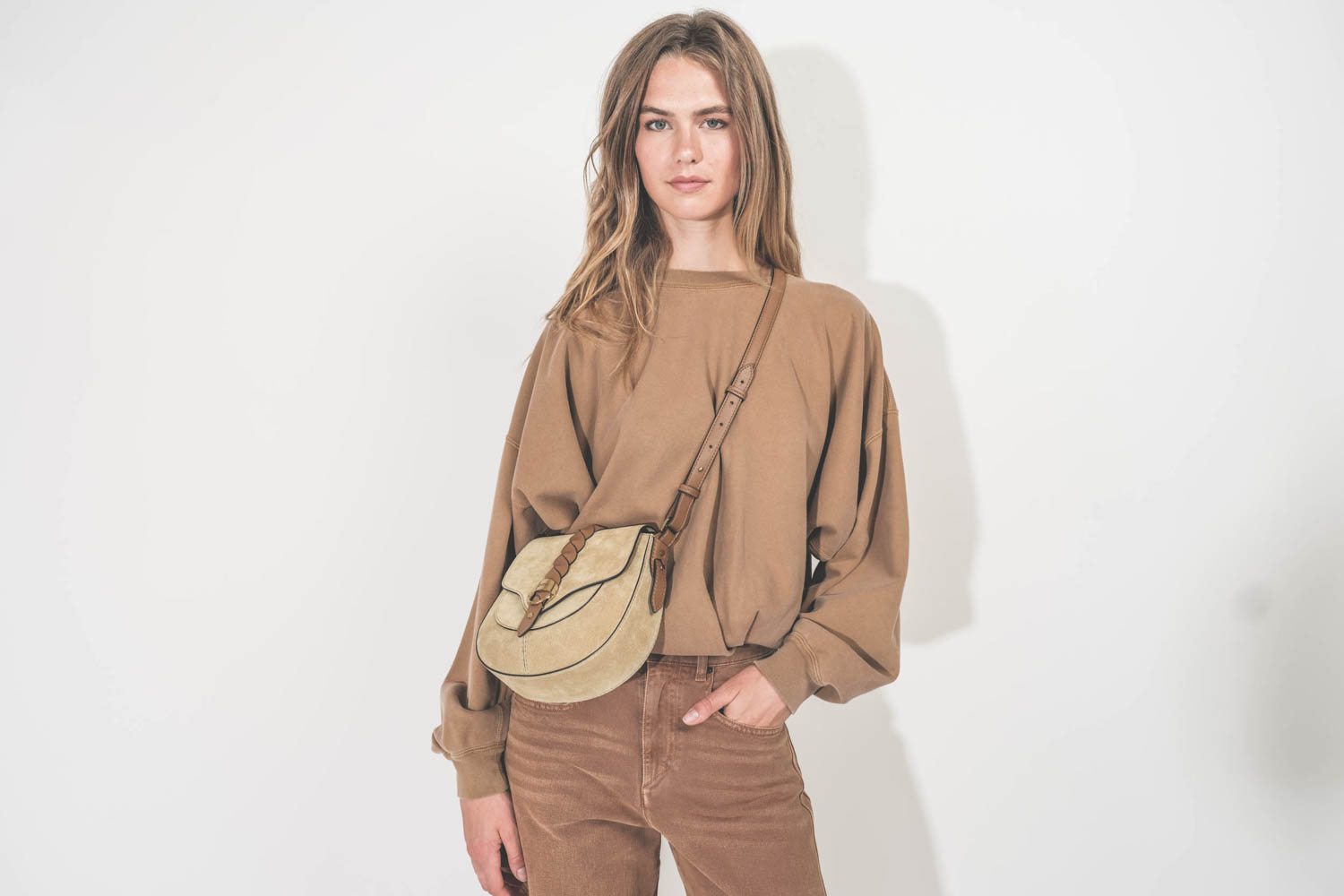 Sac Altay petit beige Isabel Marant. Porté crossbody. 