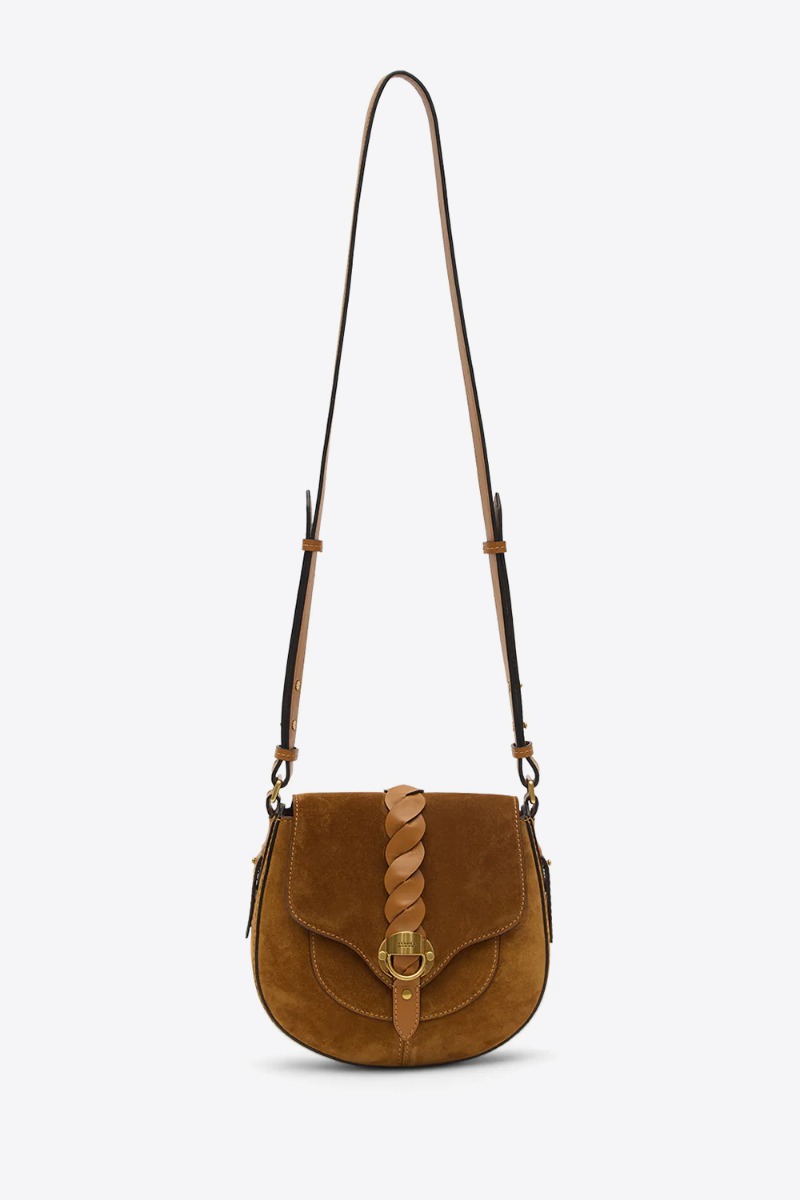 Sac Altay Small Isabel Marant en cuir suédé cognac. Bandoulière longue et patte en cuir tressé naturel. Détail de la bandoulière longue. 