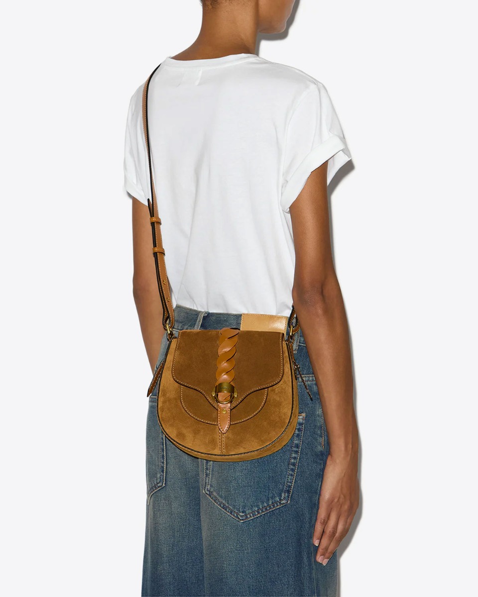 Sac Altay Small Isabel Marant en cuir suédé cognac. Bandoulière longue et patte en cuir tressé naturel. Porté croisé. 