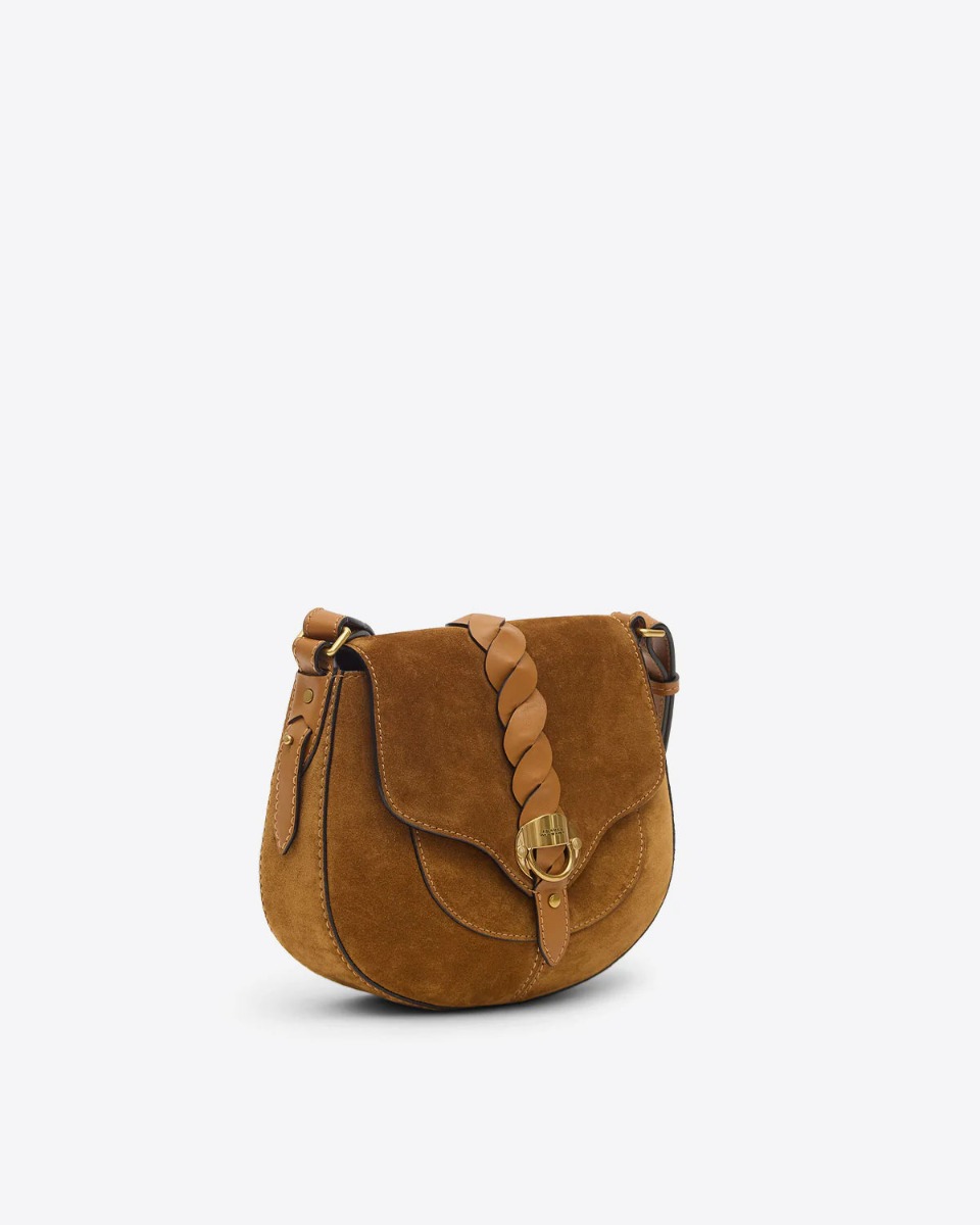 Sac Altay Small Isabel Marant en cuir suédé cognac. Bandoulière longue et patte en cuir tressé naturel. Profil.