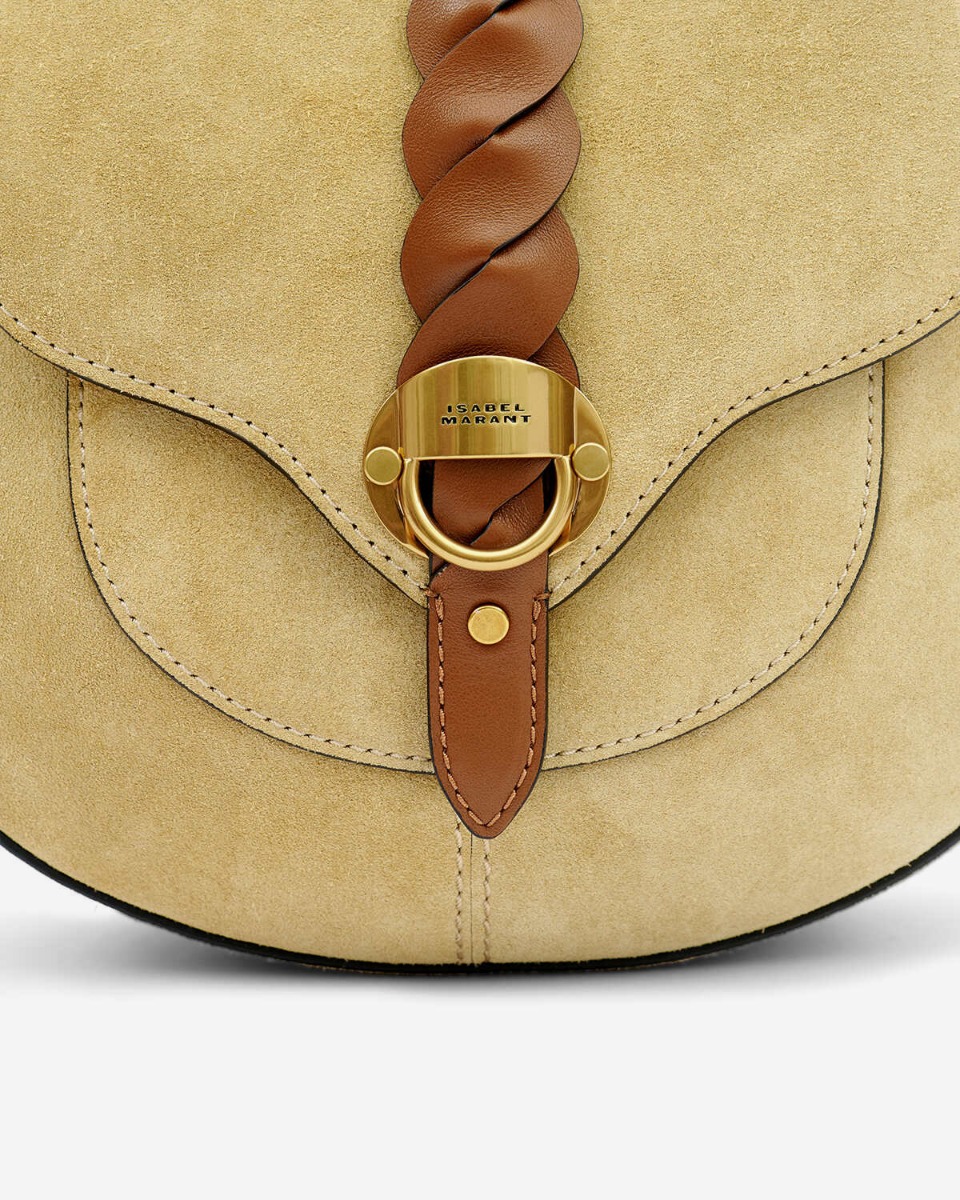 Sac Altay Small Isabel Marant en cuir suédé beige et cuir lisse naturel. Porté épaule ou croisé. Détail de la patte en cuir lisse tressée et du fermoir en métal doré gravé "Isabel Marant". 