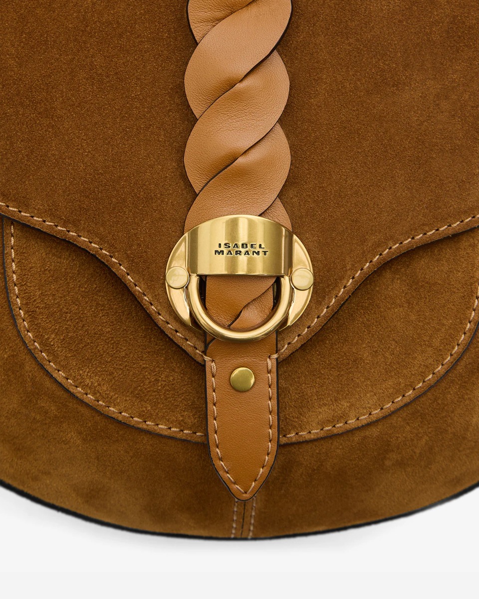 Sac Altay Small Isabel Marant en cuir suédé cognac. Bandoulière longue et patte en cuir tressé naturel. Détail de la patte en cuir lisse tressé et du fermoir en métal doré gravé "Isabel Marant".