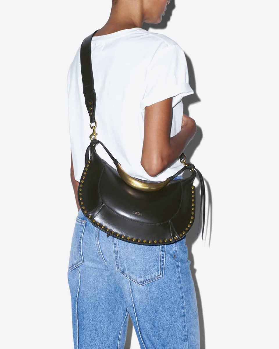 Sac Naoko bijou Isabel Marant en cuir lisse noir. Poignet bijou en métal doré gravé "Isabel Marant". Porté croisé avec la bandoulière réglable en cuir lisse noir. 