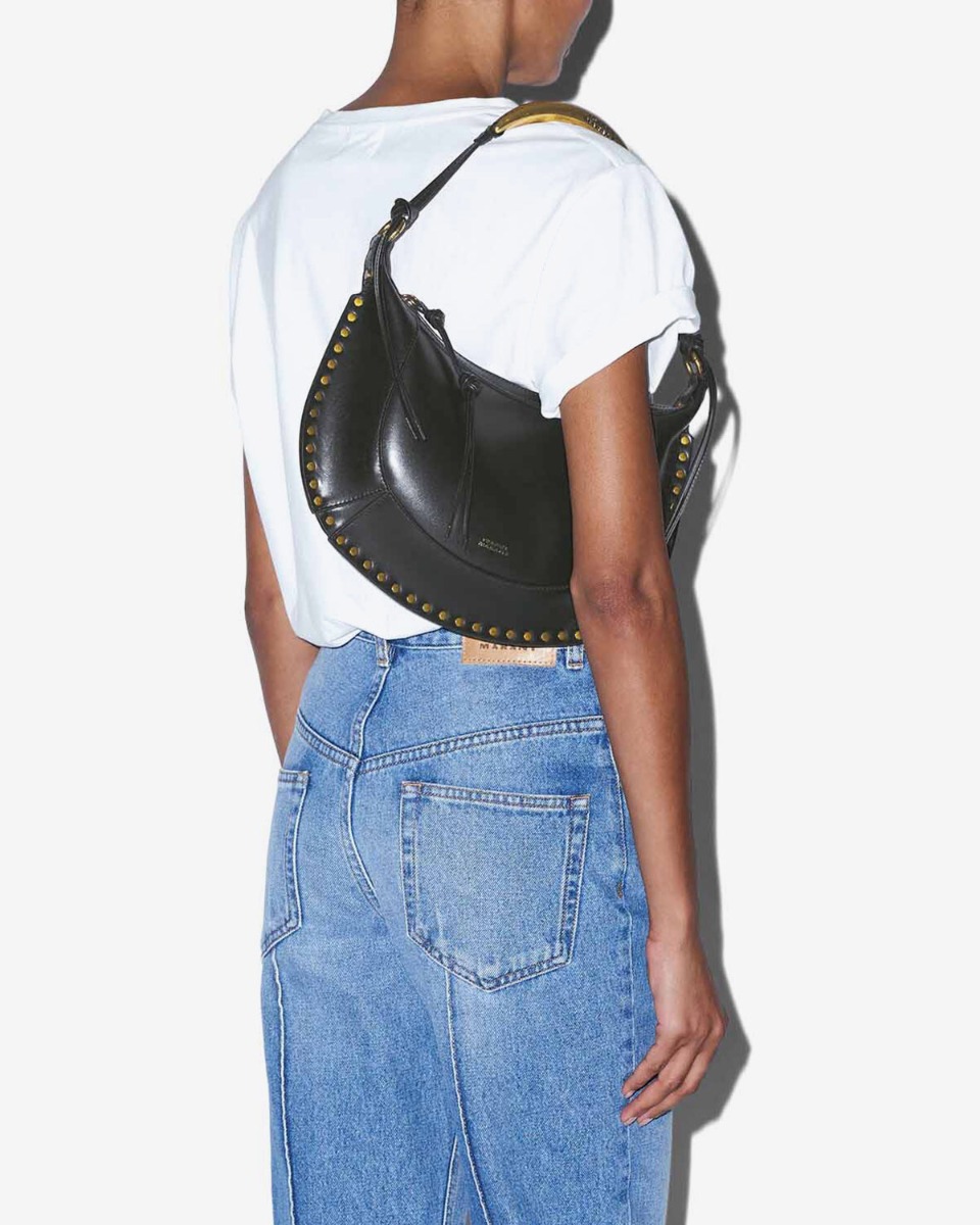 Sac Naoko bijou Isabel Marant en cuir lisse noir. Poignet bijou en métal doré gravé "Isabel Marant". Porté épaule avec la anse bijou en métal doré.