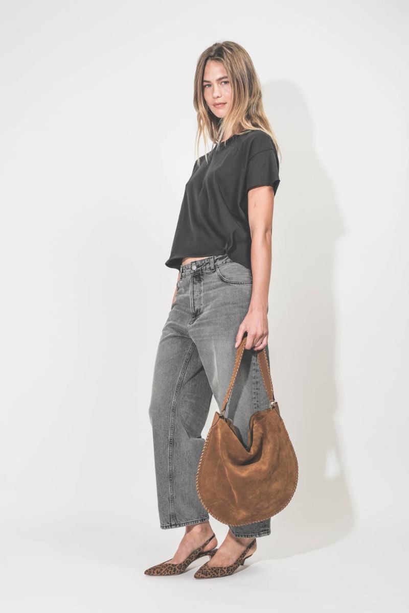 Sac Oskan Hobo Soft Isabel Marant en cuir suédé tressé cognac. Porté de profil.