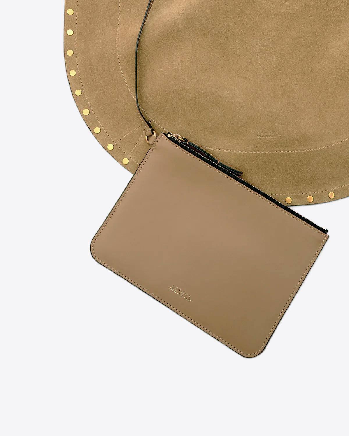 Sac Oskan Hobo soft Isabel Marant en cuir suédé taupe et clous dorés. Anse en cuir pour un porté épaule. Détail de la pochette en cuir lisse à l'intérieur du sac.