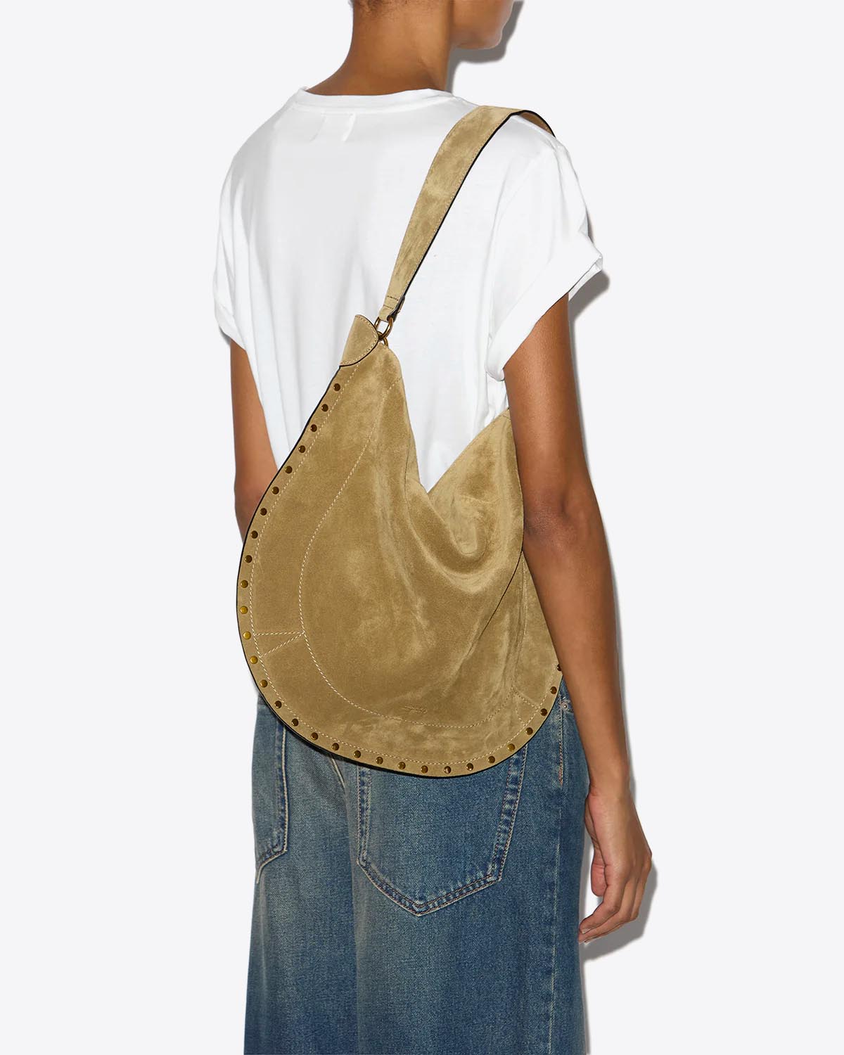 Sac Oskan Hobo soft Isabel Marant en cuir suédé taupe et clous dorés. Anse en cuir pour un porté épaule. Porté épaule.