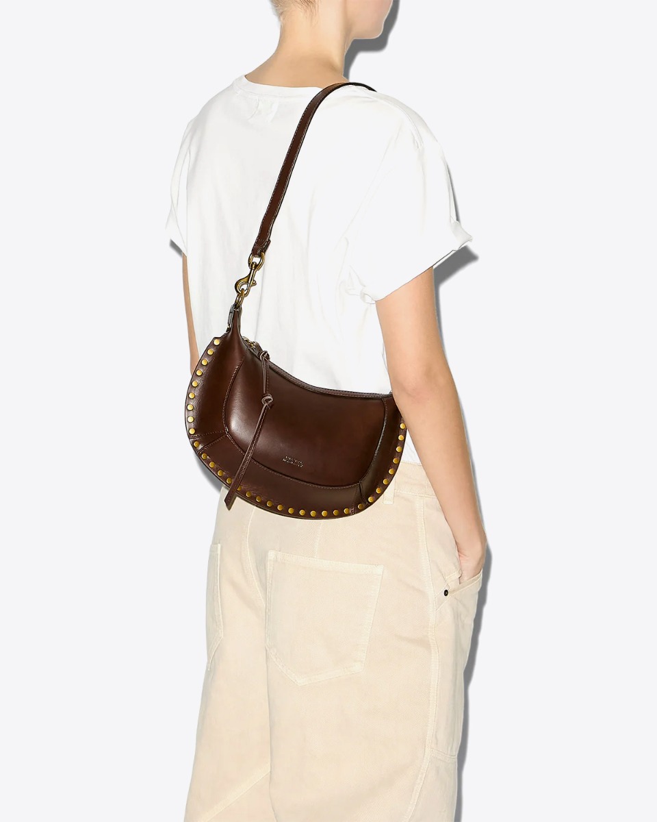 Sac Oskan Moon Isabel Marant en cuir lisse chocolat. Porté épaule.