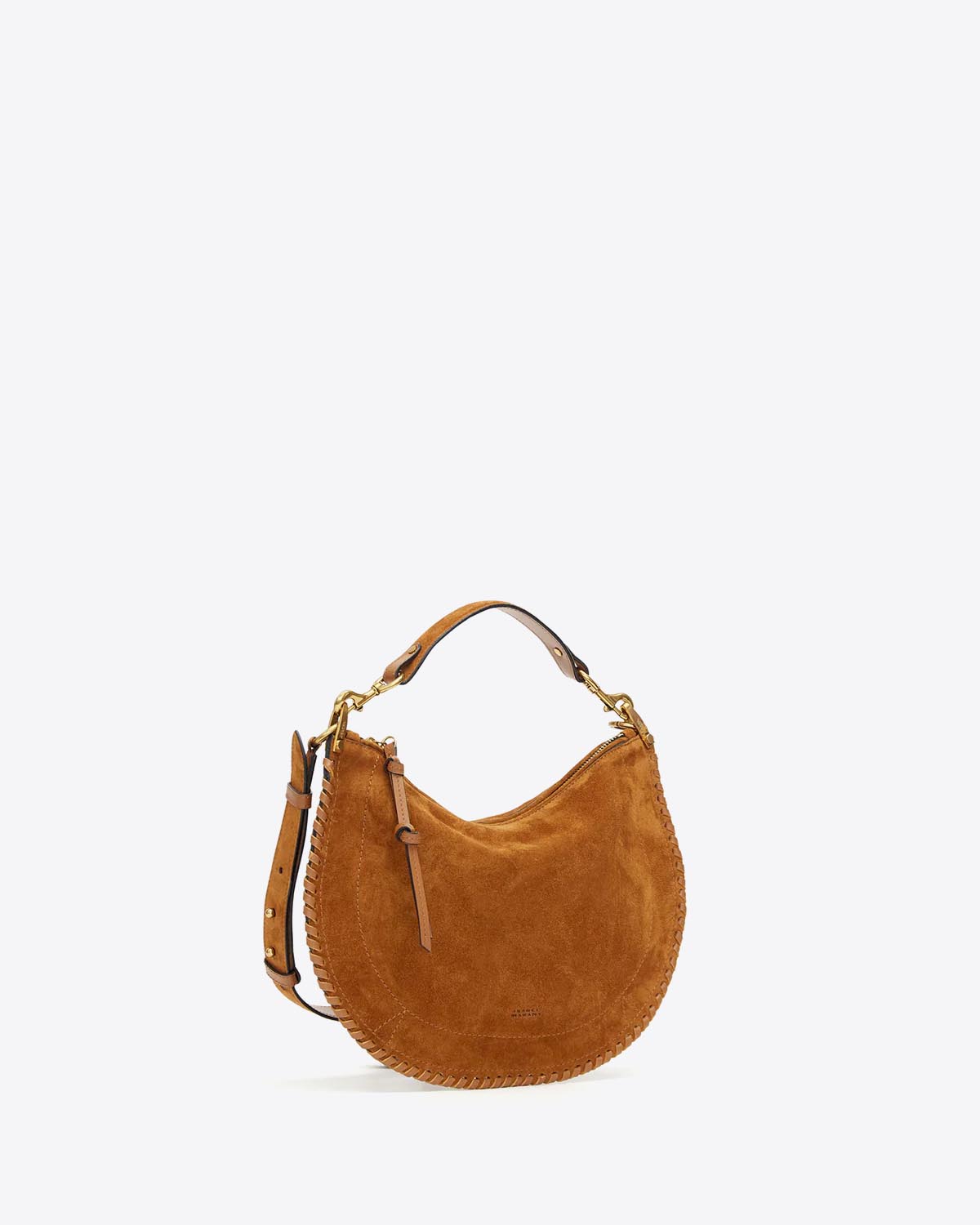 Sac Oskan Soft Zip Isabel Marant en cuir suédé cognac et tressé. Petite anse porté main ou épaule et longue bandoulière pour un porté épaule ou croisé. Profil.