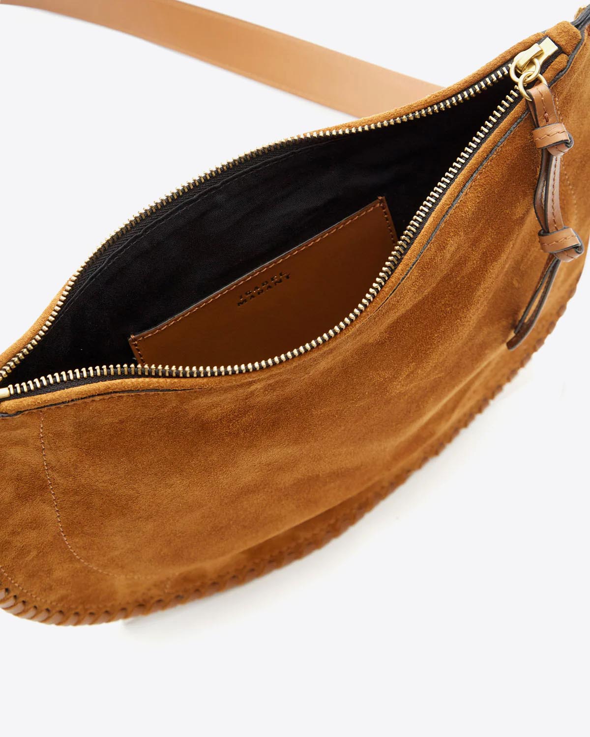 Sac Oskan Soft Zip Isabel Marant en cuir suédé cognac et tressé. Petite anse porté main ou épaule et longue bandoulière pour un porté épaule ou croisé. Détail de la poche plaquée en cuir à l'intérieur. Logo "Isabel Marant" embossé.