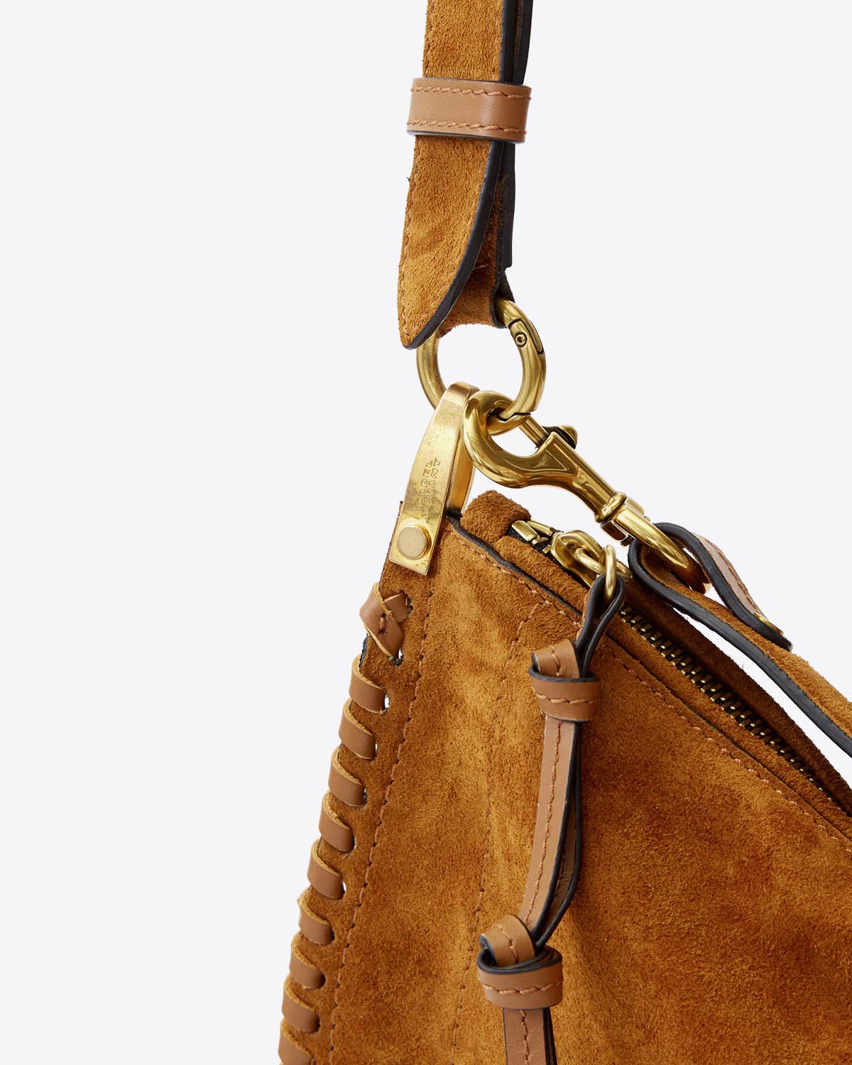 Sac Oskan Soft Zip Isabel Marant en cuir suédé cognac et tressé. Petite anse porté main ou épaule et longue bandoulière pour un porté épaule ou croisé. Détail de la métallerie dorée. Mousqueton et anneau gravé "Isabel Marant"