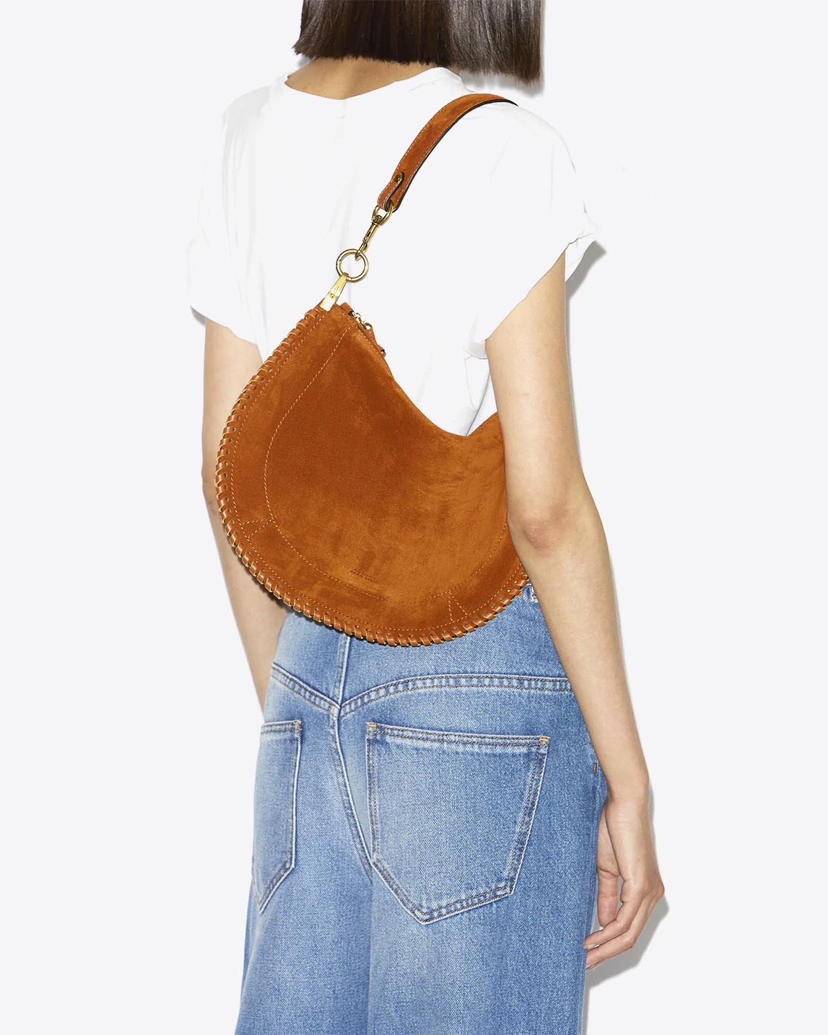 Sac Oskan Soft Zip Isabel Marant en cuir suédé cognac et tressé. Petite anse porté main ou épaule et longue bandoulière pour un porté épaule ou croisé. Porté épaule.