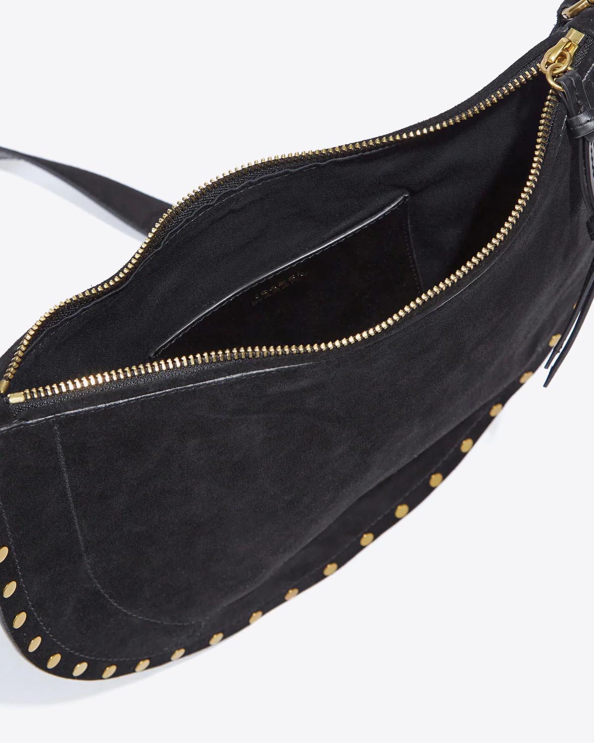 Sac Oskan Soft Zip Isabel Marant en cuir suédé noir et clous. Anse courte pour un porté main ou épaule et bandoulière longue pour un porté épaule ou croisé. Détail de la poche en cuir à l'intérieur du sac. Logo "Isabel Marant" embossé sur la poche plaquée