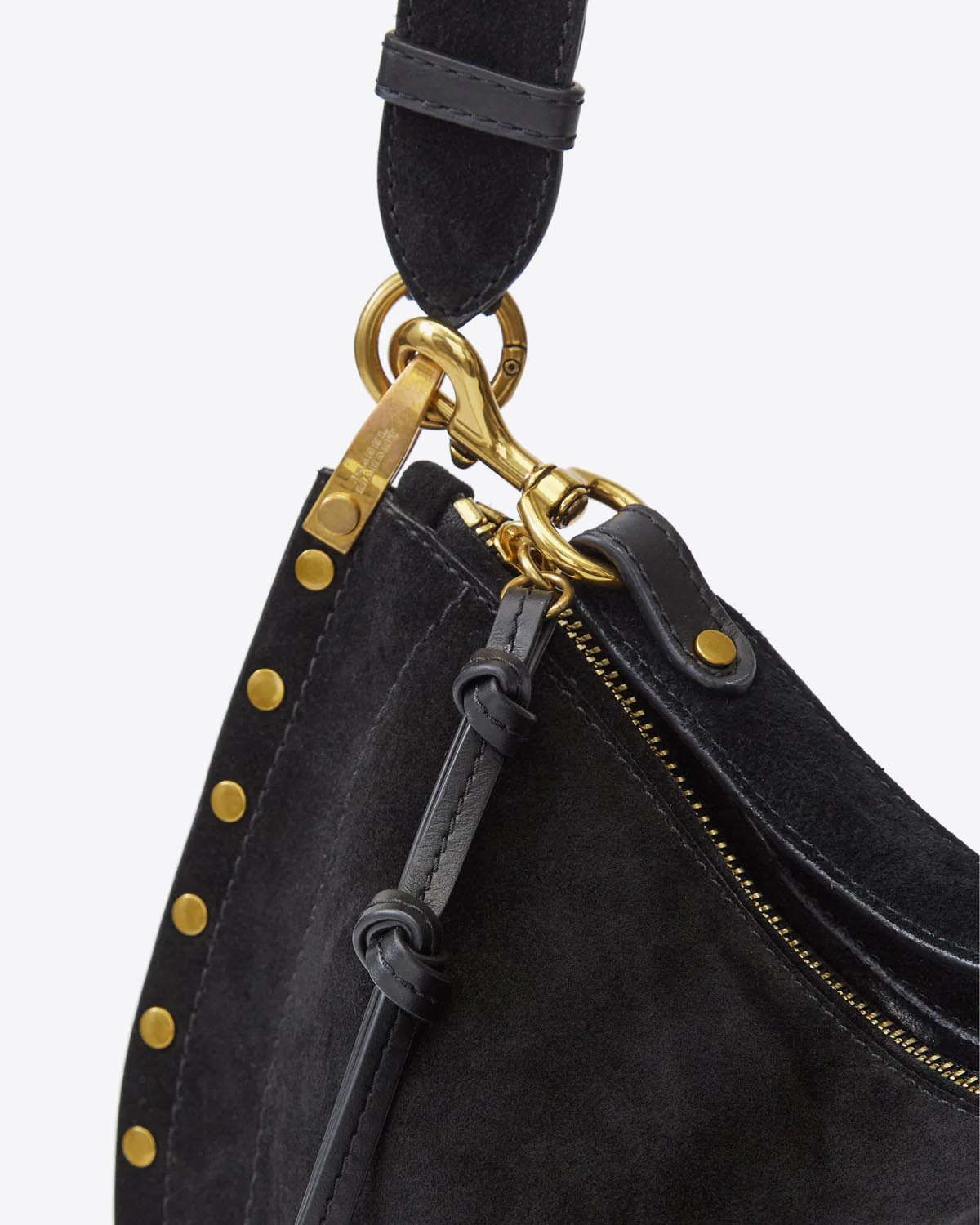 Sac Oskan Soft Zip Isabel Marant en cuir suédé noir et clous. Anse courte pour un porté main ou épaule et bandoulière longue pour un porté épaule ou croisé. Détail da la métallerie dorée. Mousqueton et anneaux en métal doré gravé "Isabel Marant".