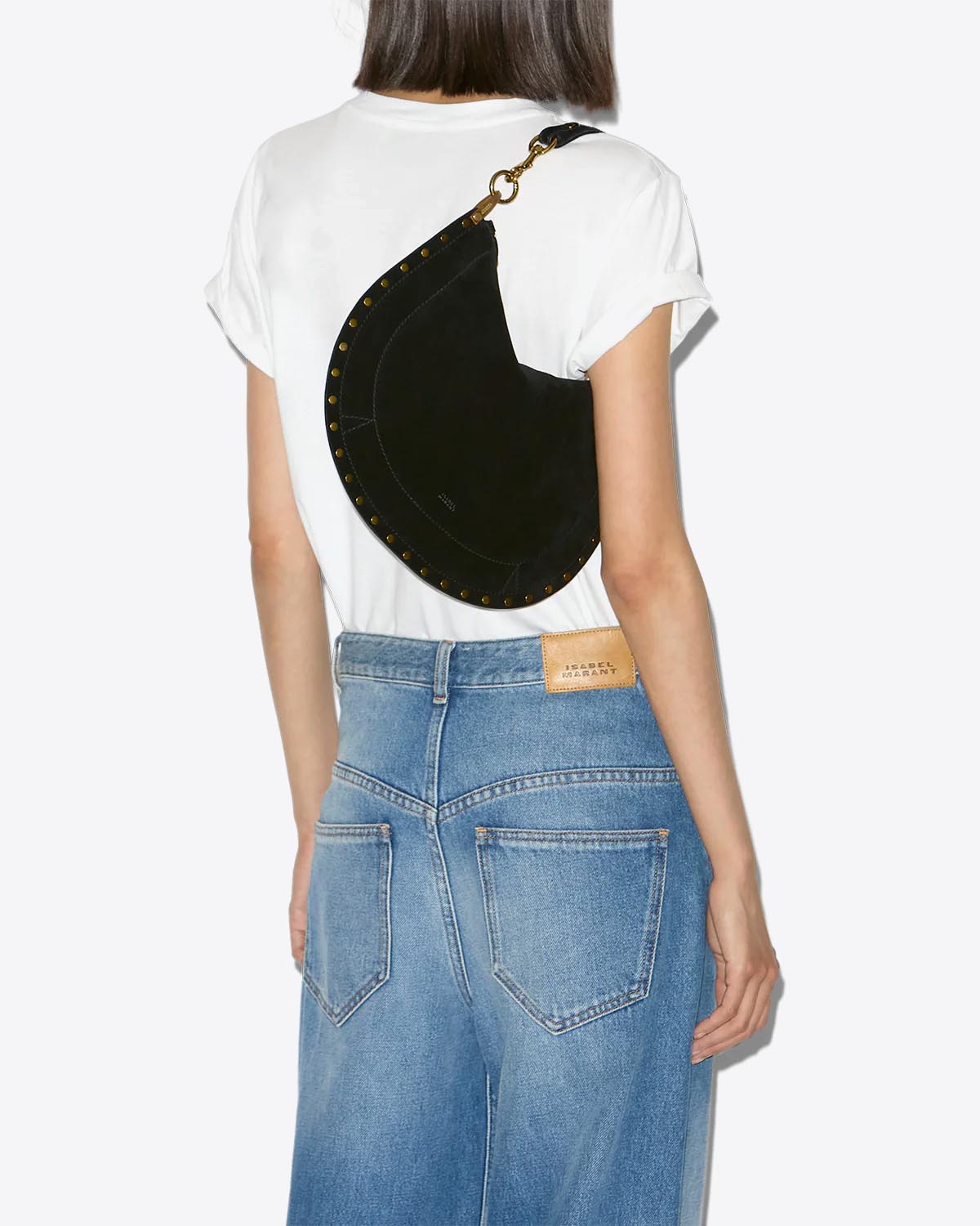 Sac Oskan Soft Zip Isabel Marant en cuir suédé noir et clous. Anse courte pour un porté main ou épaule et bandoulière longue pour un porté épaule ou croisé. Porté avec la anse courte à l'épaule.