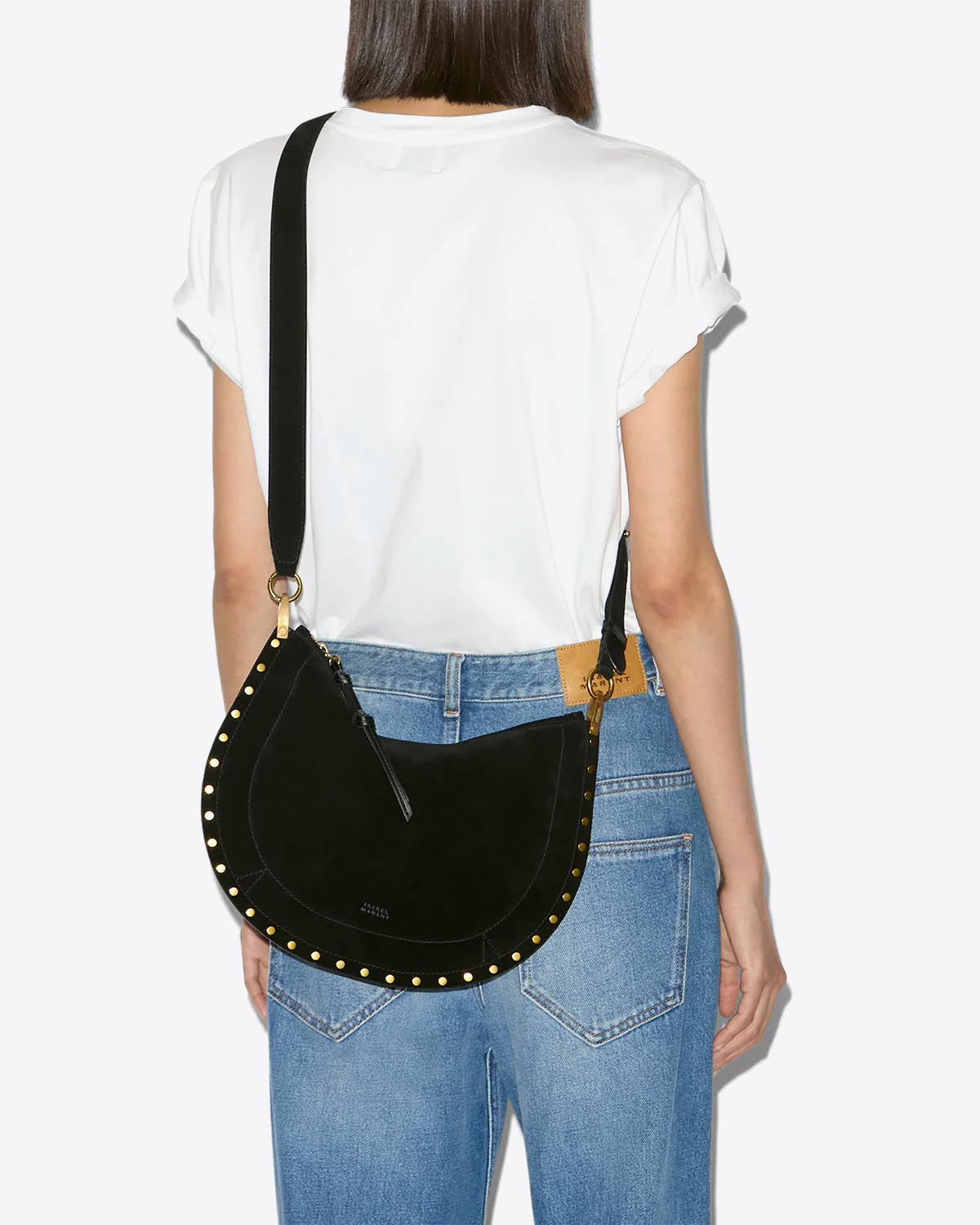 Sac Oskan Soft Zip Isabel Marant en cuir suédé noir et clous. Anse courte pour un porté main ou épaule et bandoulière longue pour un porté épaule ou croisé. Porté croisé avec la bandoulière longue.