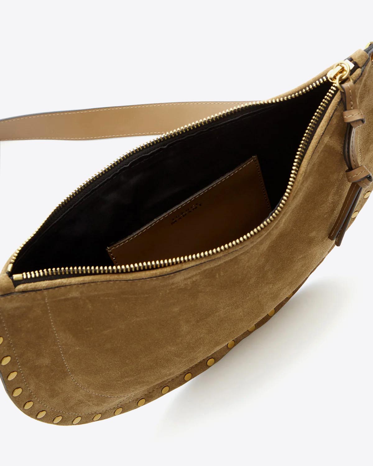 Sac Oskan Soft Zip Isabel Marant en cuir suédé taupe et clouté. Bandoulière courte pour un porté main ou épaule et une bandoulière longue pour un porté épaule ou croisé. Détail de la poche plaquée en cuir à l'intérieur du sac.