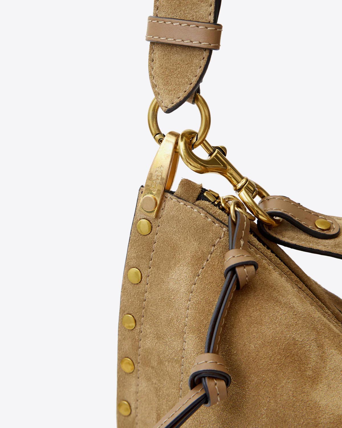Sac Oskan Soft Zip Isabel Marant en cuir suédé taupe et clouté. Bandoulière courte pour un porté main ou épaule et une bandoulière longue pour un porté épaule ou croisé. Détail du mousqueton et des anneaux en métal doré gravé "Isabel Marant"