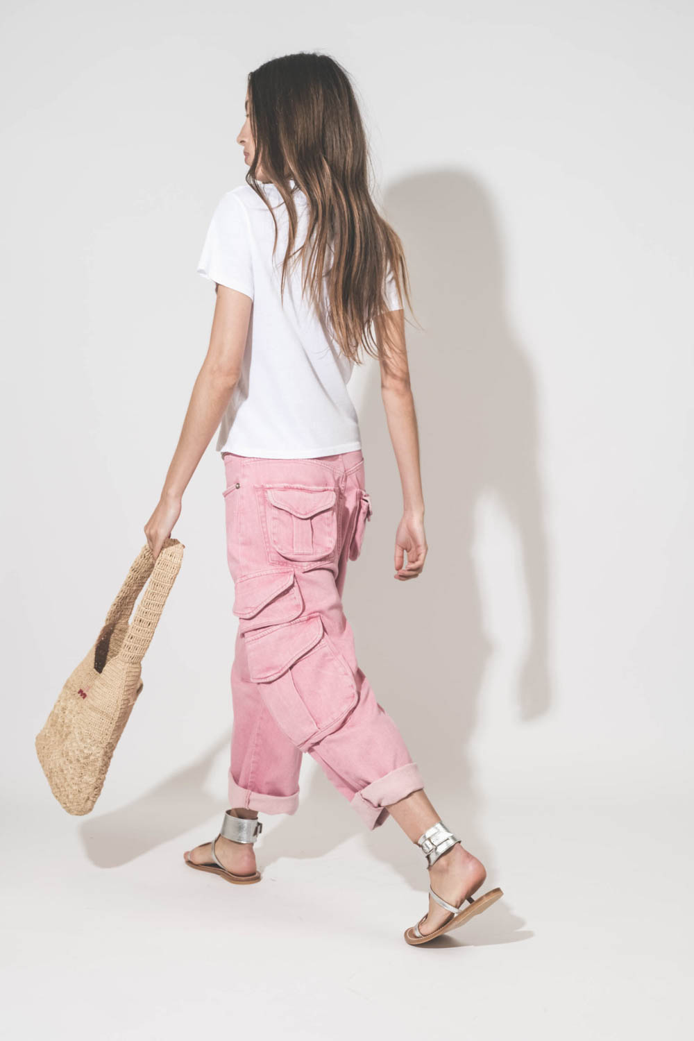 Sac en raphia naturel logo Isabel Marant brodé rose et rouge Praia Isabel Marant. Porté main avec un tee-shirt blanc Little blanc The Great, un jean multi-poches rose Cargo rose R13 et des sandales en cuir argent Caravelle K.Jacques St-Tropez. 