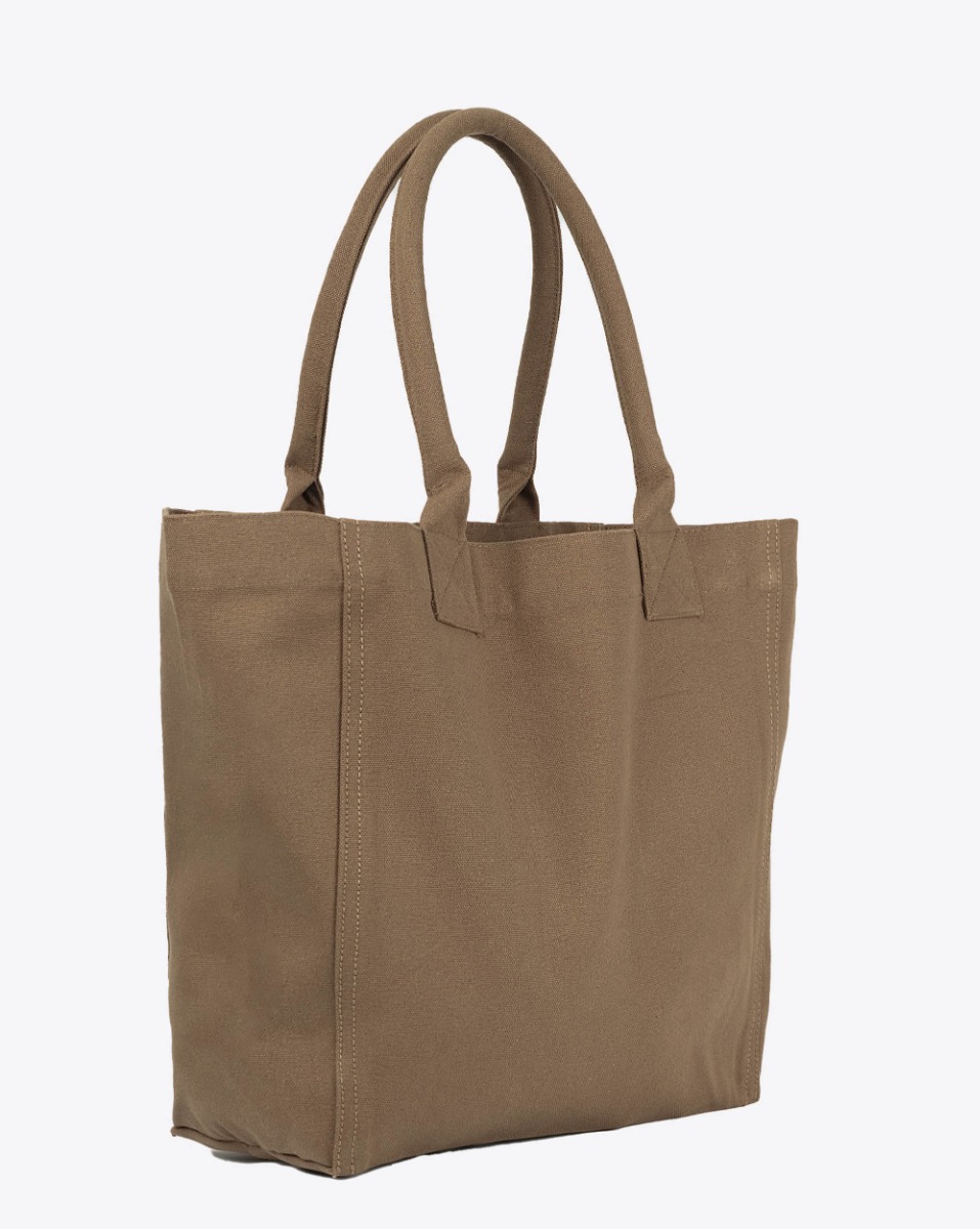 Sac cabas Yenky Small Isabel Marant en toile beige logo "Marant" floqué en velours kaki foncé. Porté main ou épaule. Arrière du cabas uni.