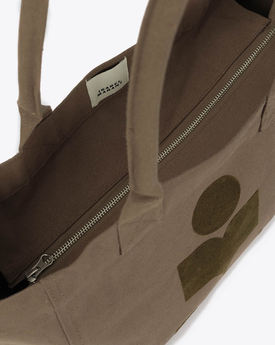 Cabas Yenky Zip Isabel Marant en toile de coton kaki logo floqué Kaki foncé. Porté main ou épaule. Détail de la fermeture zip en métal argenté.