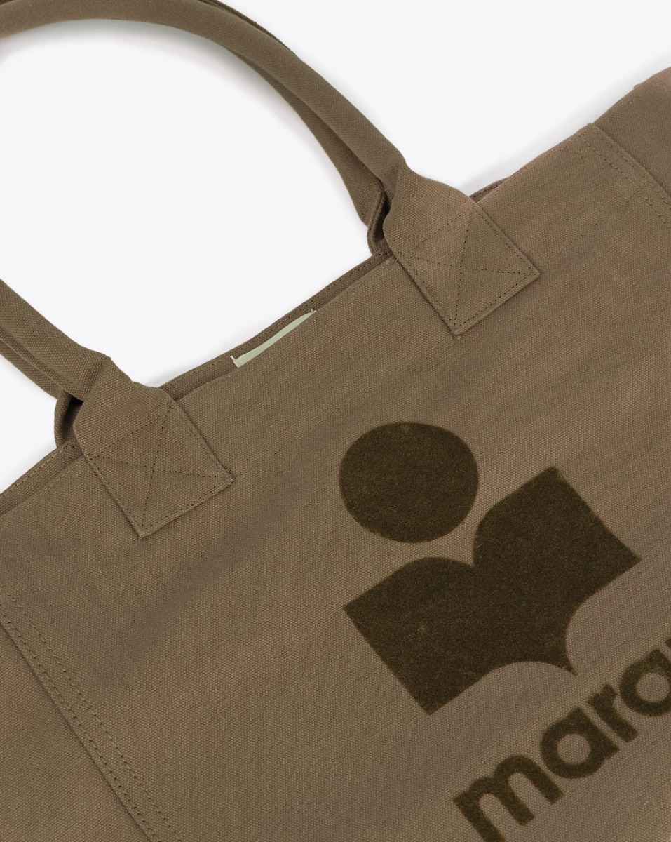 Cabas Yenky Zip Isabel Marant en toile de coton kaki logo floqué Kaki foncé. Porté main ou épaule. Détail du logo "MARANT" devant.