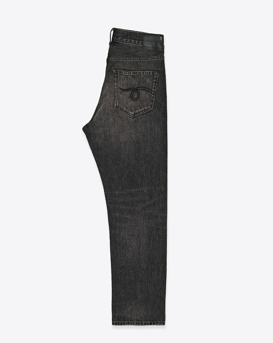 Jean crossover R13 en denim noir Ashbury. Vue de profil.