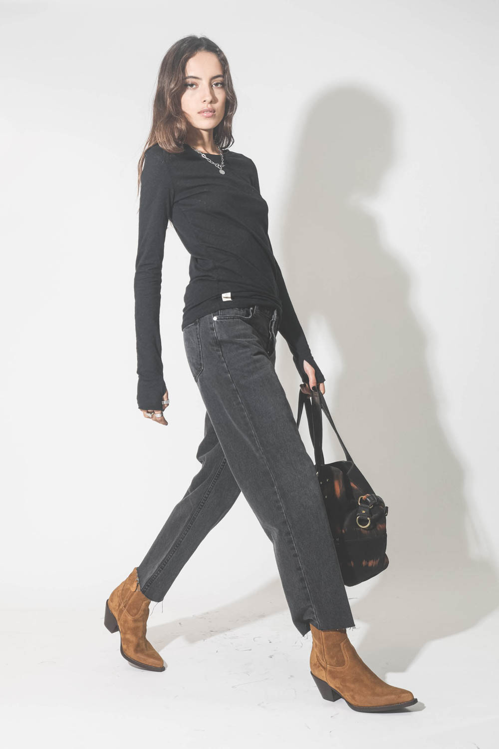 Jeans droit court denim noir délavé Mikuta. Porté de profil.