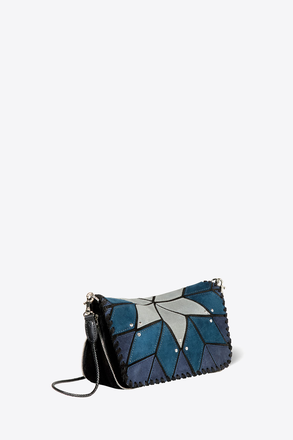 Mini-sac Bobi S Jérôme Dreyfuss en patchwork de cuir suédé bleu Lever du Jour. Bandoulière longue en cuir tressé. Profil. Détail des zip sur les côtés.