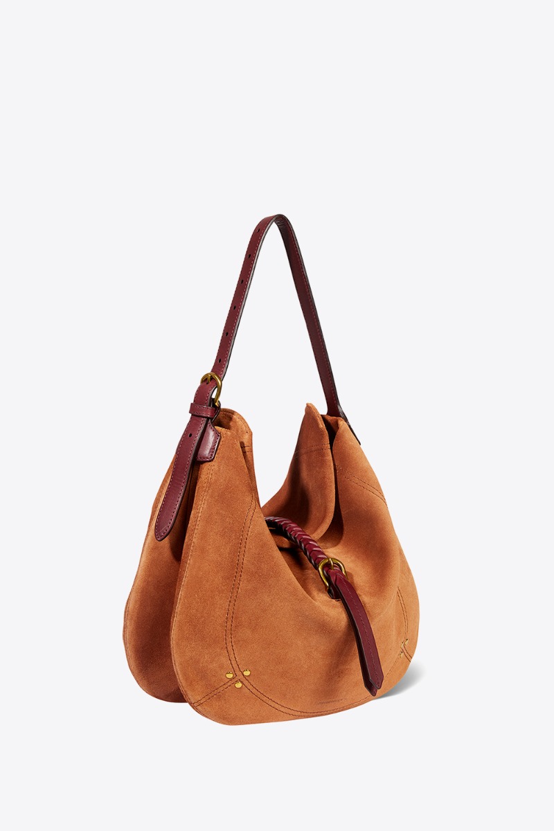 Sac Luis Jérôme Dreyfuss en cuir suédé caramel. Forme besace souple à bandoulière porté main, épaule ou croisé. Détail de la anse courte. Profil. 