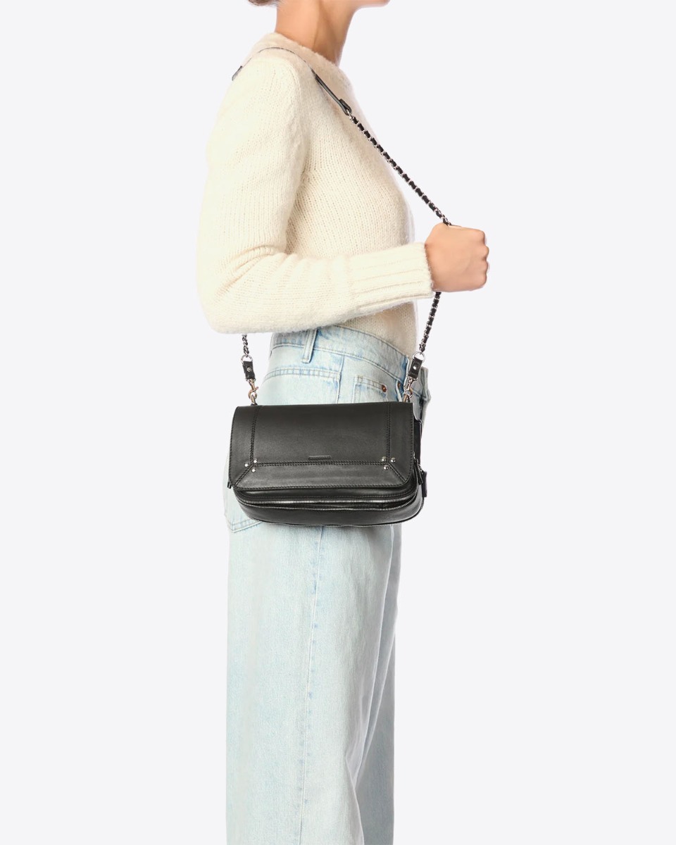 Sac Bobi Jérôme Dreyfuss en agneau noir finition silver porté à l'épaule.