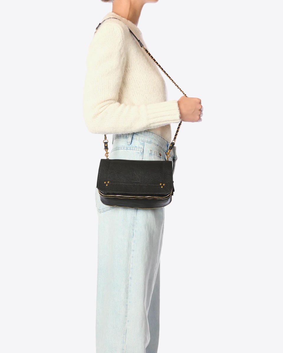 Sac Bobi Jérôme Dreyfuss en cuir de chèvre noir porté à l'épaule.