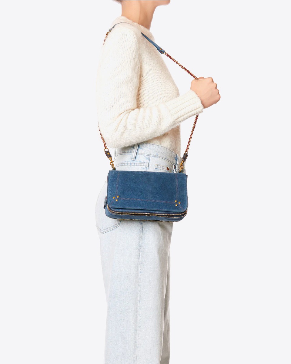 Sac Bobi Jérôme Dreyfuss en cuir suédé jeans, porté sur l'épaule.