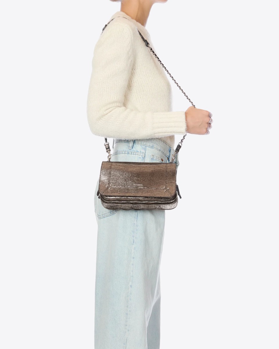 Sac Bobi Jérôme Dreyfuss en cuir lamé Champagne porté à l'épaule.
