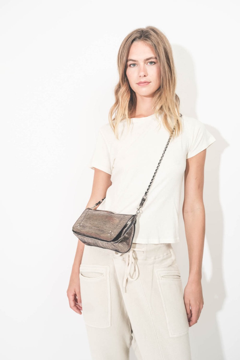 Mini-sac Bobi S Jérôme Dreyfuss en cuir lamé champagne. Porté de face en bandoulière Crossbody.