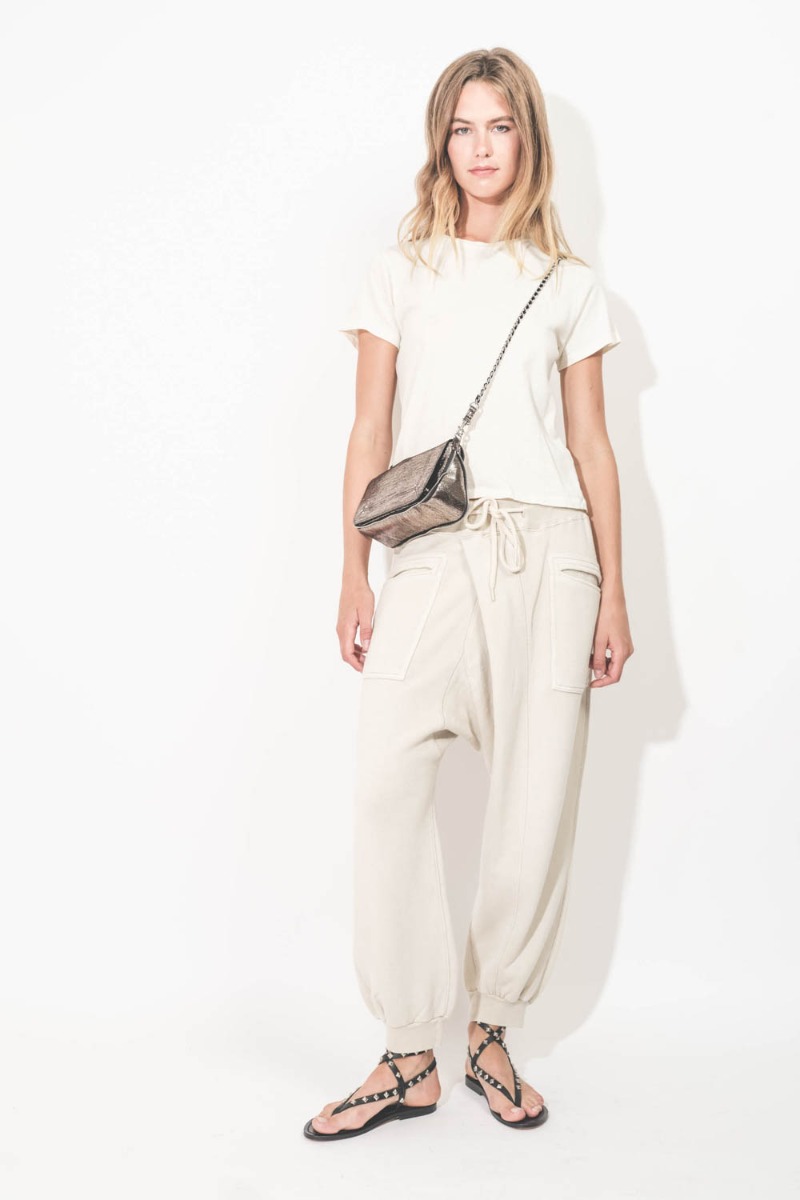 Mini-sac Bobi S Jérôme Dreyfuss en cuir lamé champagne. Porté de face sur un total look écru.