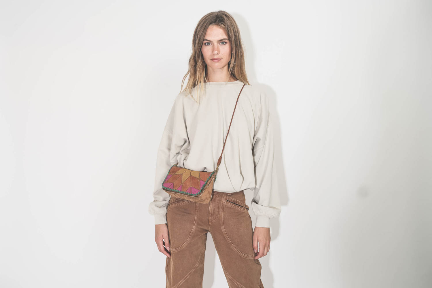 Sac Bobi S Jérôme Dreyfuss en cuir suédé multicolore "Coucher de soleil". Porté crossbody.