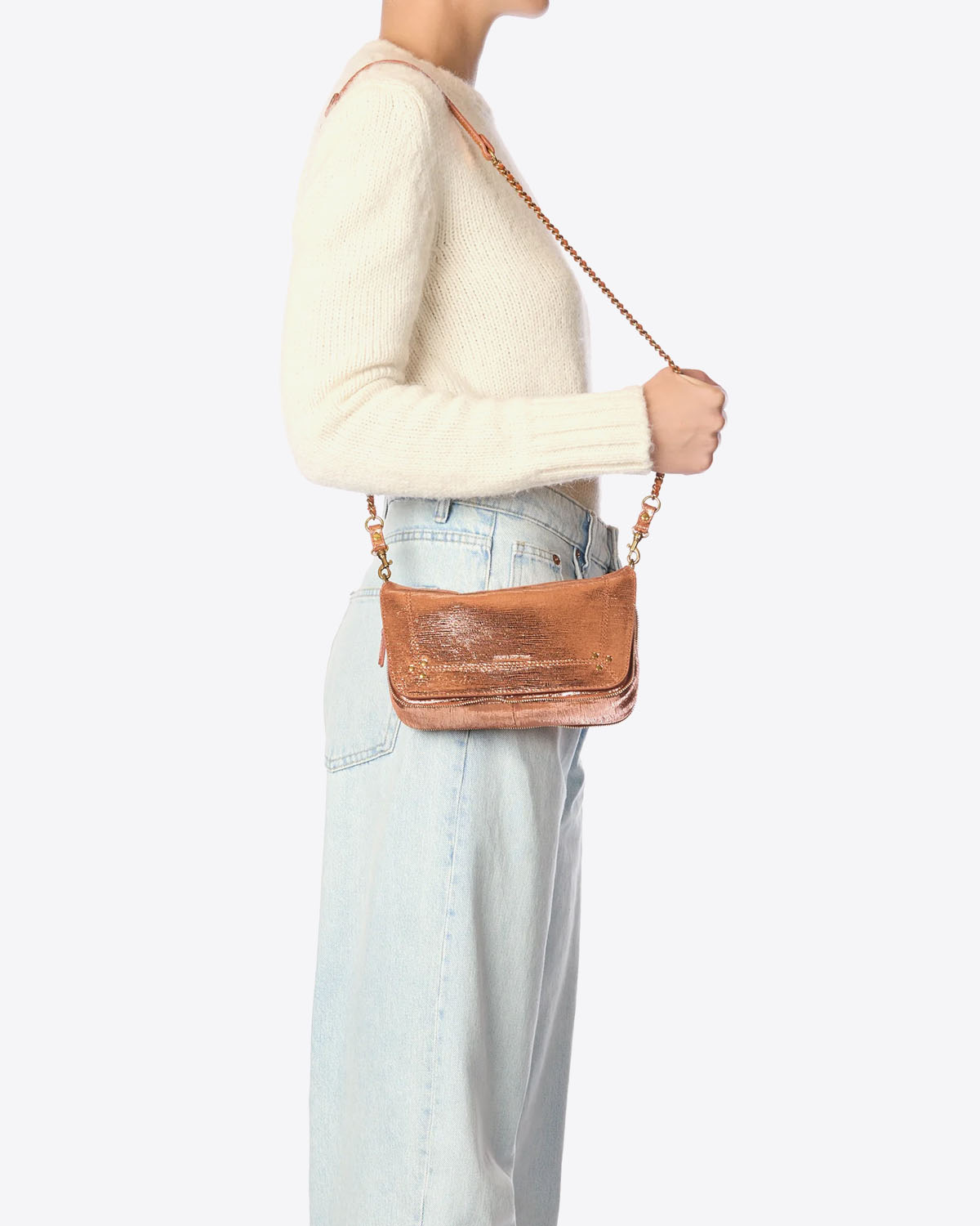 Petit sac Bobi S Jérôme Dreyfuss en cuir lamé rose goldd. Vue porté épaule. 
