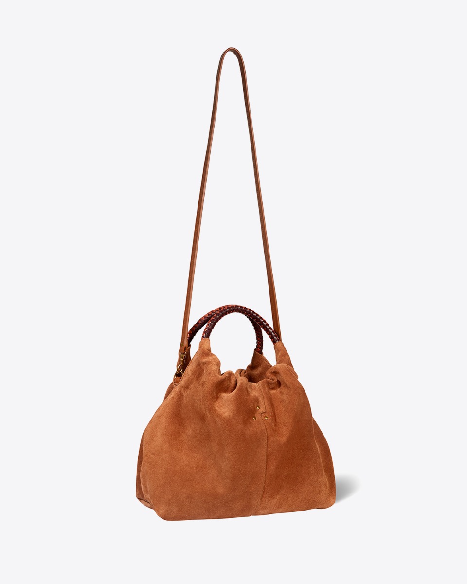 Sac Gordi M Jérôme Dreyfuss en cuir suédé caramel. Anses rondes en cuir tressé et bandoulière longue amovible. Porté main, épaule ou croisé. Détail de la bandoulière longue.