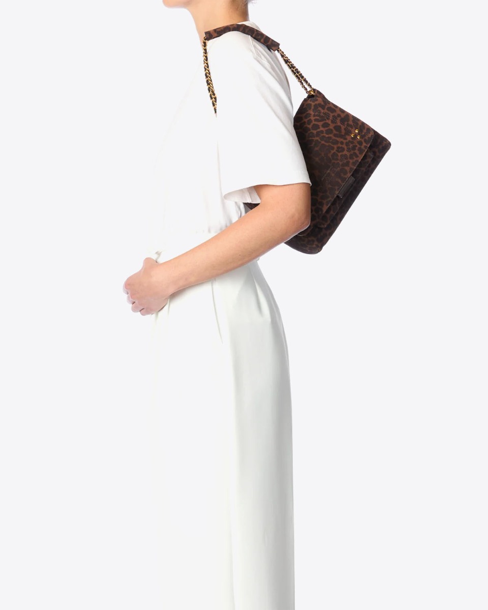 Sac Lulu M Jérôme Dreyfuss en cuir suédé léopard naturel porté court à l'épaule. 