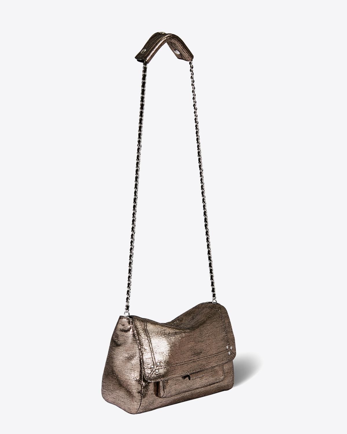 Sac Lulu M en cuir lamé champagne Jérôme Dreyfuss. Bandoulière longue pour un porté épaule ou croisé.