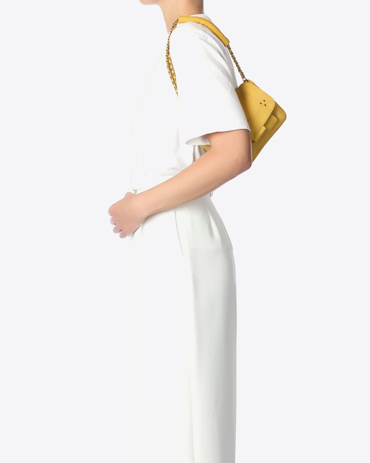 Petit Sac Lulu S Jérôme Dreyfuss en cuir suédé jaune. Vue porté à l'épaule.  
