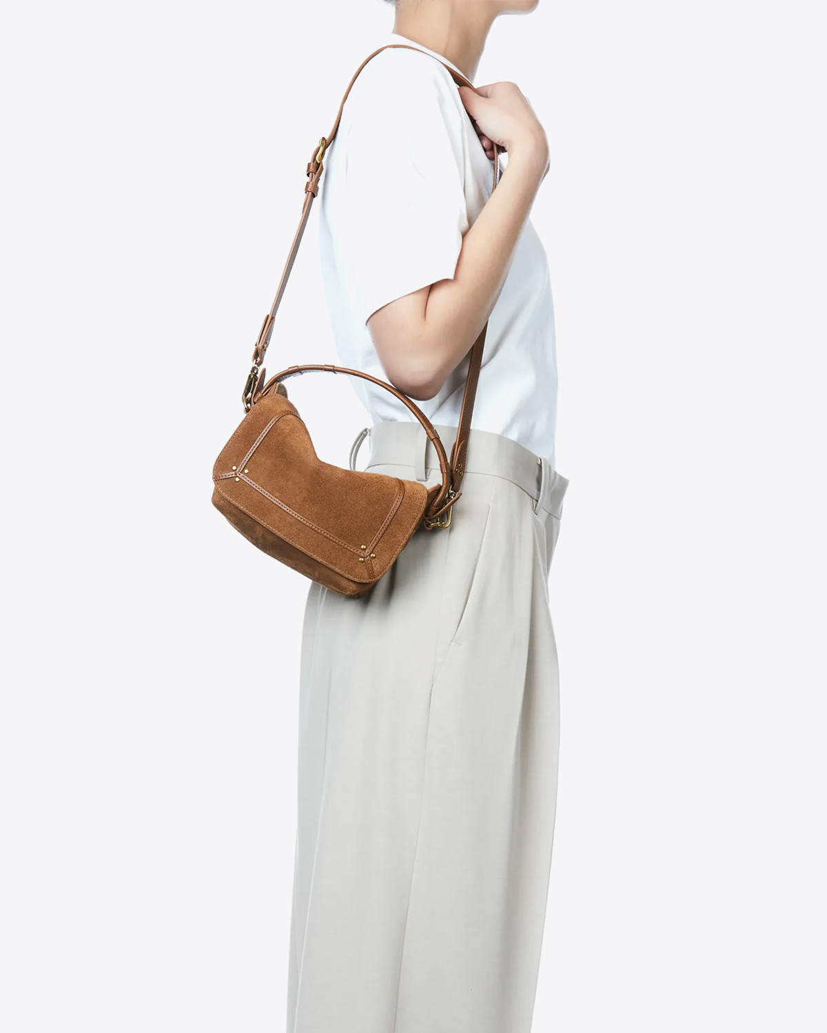 Petit sac besace Pepito S Jérôme Dreyfuss en cuir tabac. Porté épaule avec bandoulière. 
