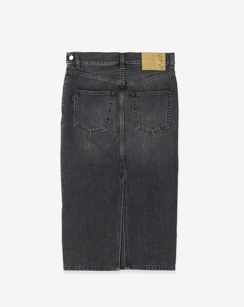 Jupe droite midi Kim Haikure  en denim noir délavé. Vue de dos.