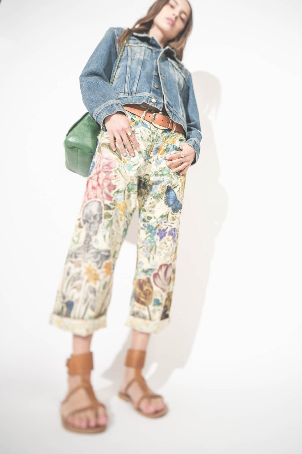 Sandales en cuir naturel large bracelet de cheville Caravelle pul naturel K.Jacques St-Tropez. Portées avec un blouson en jean Golden Goose, un jean X-Boyfriend à fleurs R13 et une ceinture Dara cognac Isabel Marant. Sac Lulu M en cuir gazon Jérôme Dreyfu