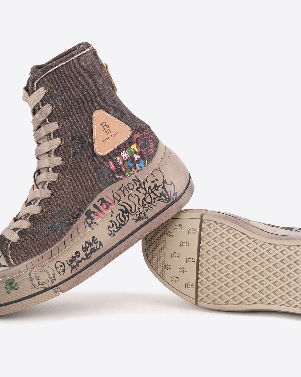 Sneakers compensées Kurt R13 en toile de laine marron taguée. Détail de la semelle. 