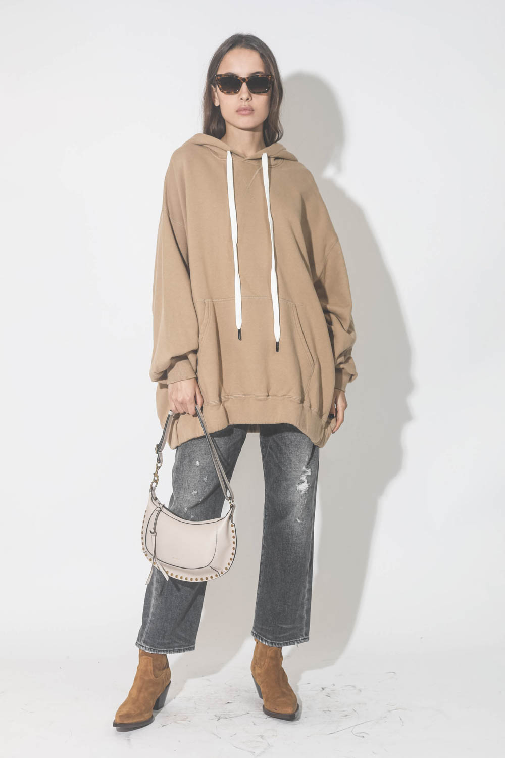 Lunettes de soleil Levi en écaille marron Anine Bing. Porté avec un sweat-shirt oversize beige r13.